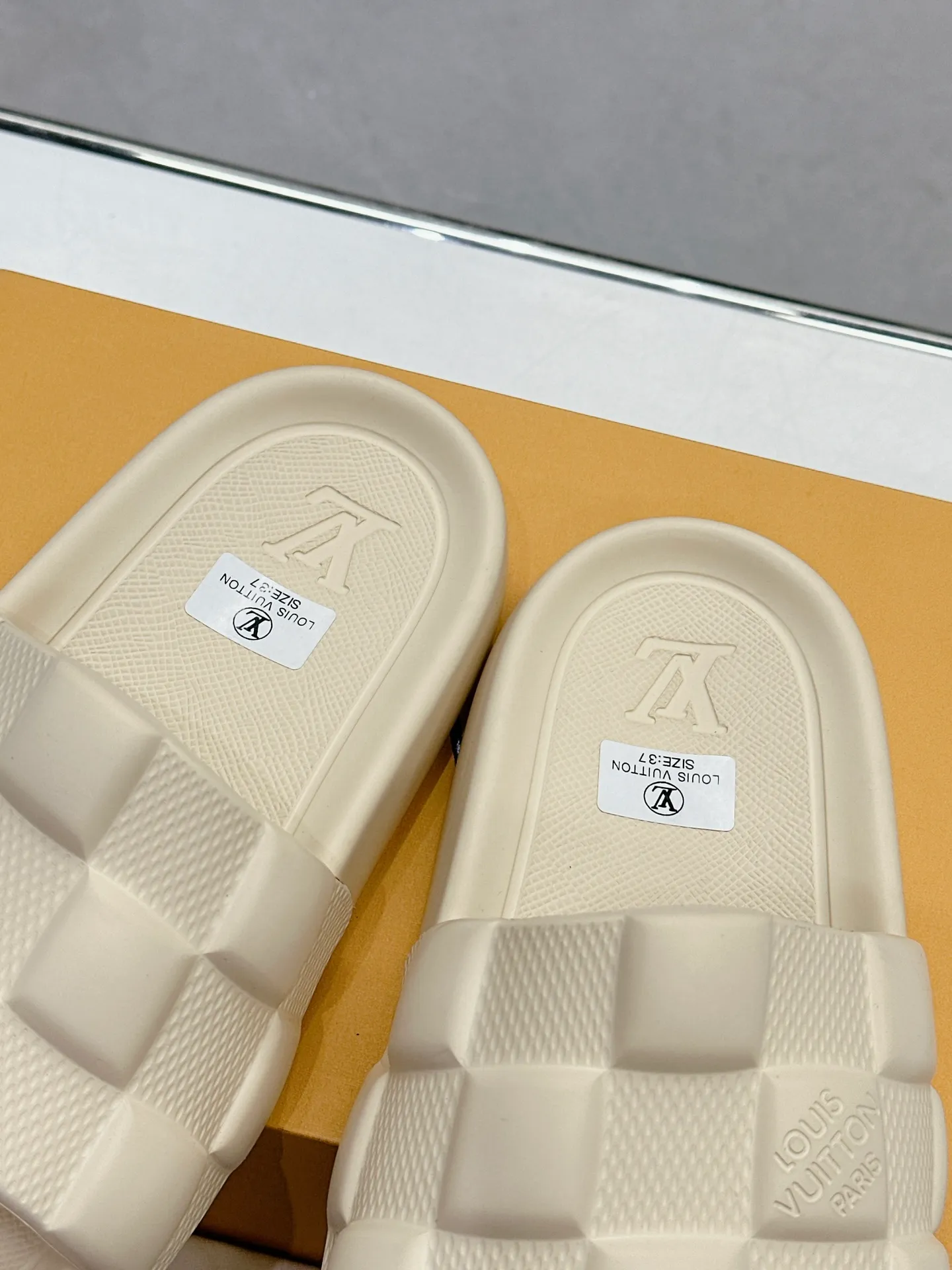[L Home] P: 280💰 ▪️Shoe size: Women's 35-40 Men's 38-46▪️Packaging: Counter top quality~original packaging 𝟐𝟎𝟐5 Louis Vuitton counter's new embossed slippers, lv monogram embossed slippers, Waterfront sandals are back with a new look, and the upper buckle is embossed with lv's iconic Monogram pattern. Made of waterproof rubber with a comfortable and resilient insole. The lightweight, flexible outsole is embossed with the Louis Vuitton logo. ▪️Fabric: Original molded rubber foam surface ▪️Technology: embossed logo ▪️Sole: Original molded rubber foam outsole ▪️Sole thickness: 3CM.